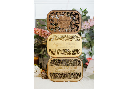 Drewniana skrzynka na koperty.