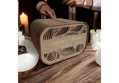 Drewniana skrzynka na koperty.