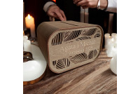 Drewniana skrzynka na koperty.