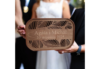 Drewniana skrzynka na koperty.