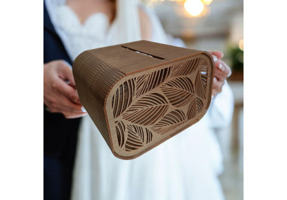 Drewniana skrzynka na koperty.