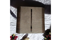 Drewniana skrzynka na koperty.