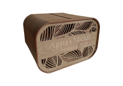 Drewniana skrzynka na koperty.