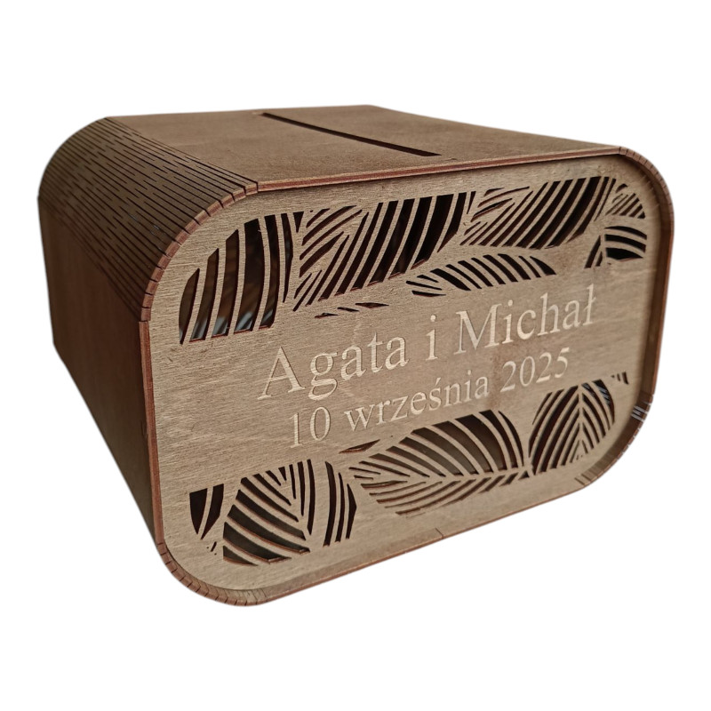 Drewniana skrzynka na koperty.