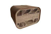 Drewniana skrzynka na koperty.