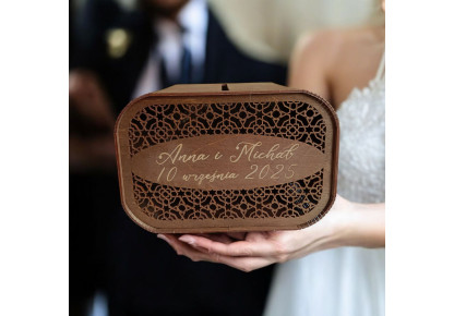 Drewniana skrzynka na koperty.