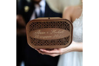 Drewniana skrzynka na koperty.