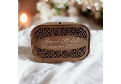 Drewniana skrzynka na koperty.