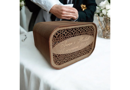 Drewniana skrzynka na koperty.