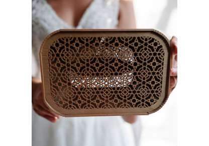 Drewniana skrzynka na koperty.