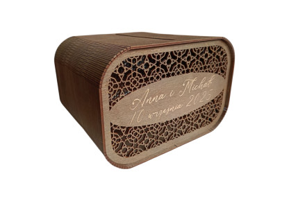 Drewniana skrzynka na koperty.