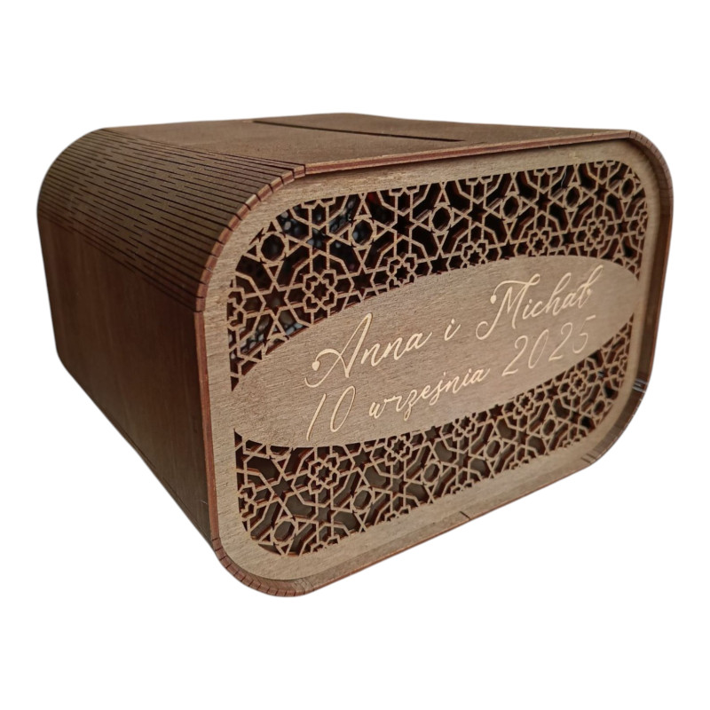 Drewniana skrzynka na koperty.