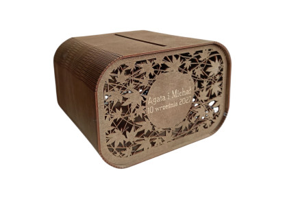 Drewniana skrzynka na koperty.