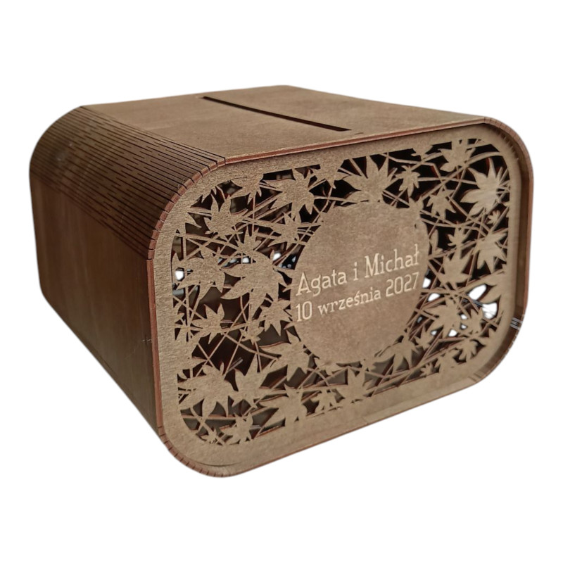 Drewniana skrzynka na koperty.