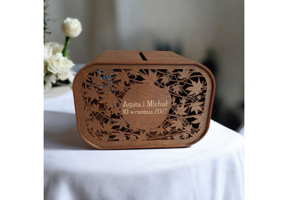 Drewniana skrzynka na koperty.