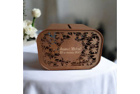 Drewniana skrzynka na koperty.