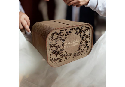 Drewniana skrzynka na koperty.