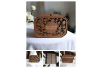 Drewniana skrzynka na koperty.