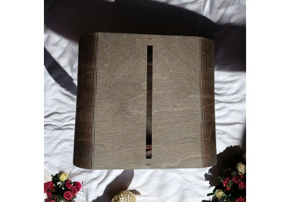 Drewniana skrzynka na koperty.