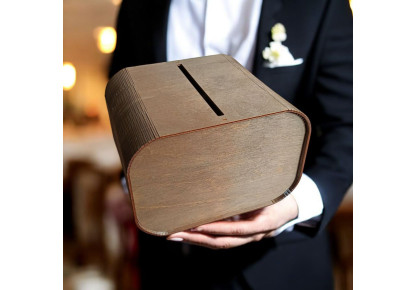 Drewniana skrzynka na koperty.