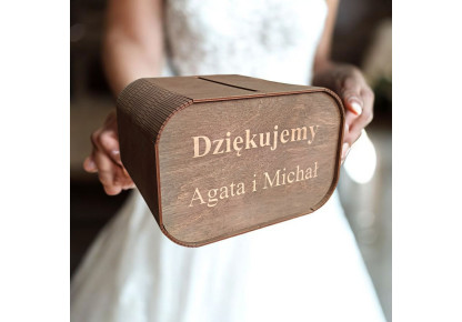 Drewniana skrzynka na koperty.
