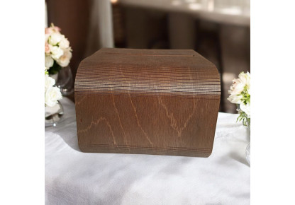 Drewniana skrzynka na koperty.