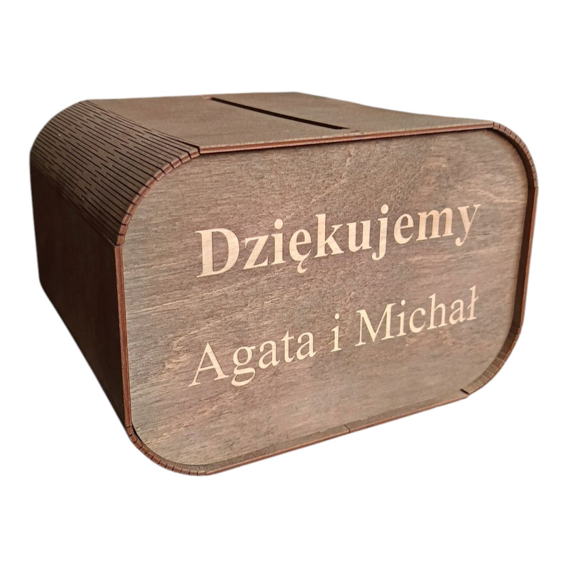 Drewniana skrzynka na koperty.