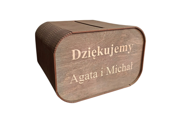 Drewniana skrzynka na koperty.
