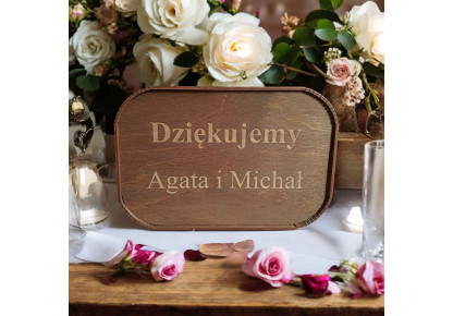 Drewniana skrzynka na koperty.