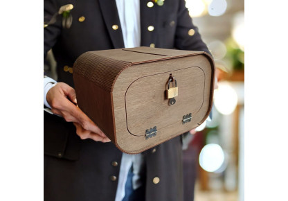 Drewniana skrzynka na koperty.