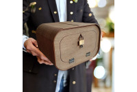 Drewniana skrzynka na koperty.