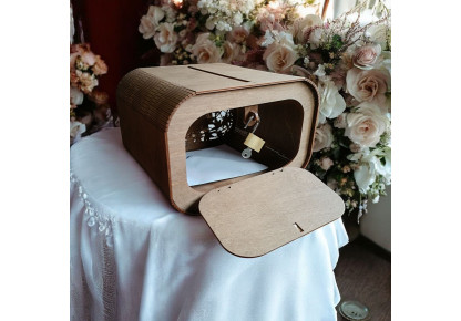 Drewniana skrzynka na koperty.