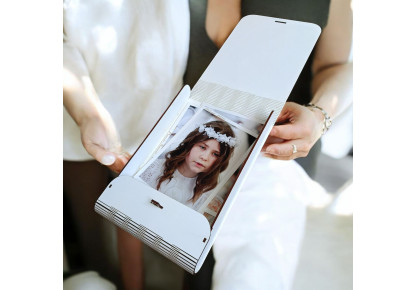 Drewniane pudełko na zdjęcia z okazji Pierwszej Komunii Świętej w kolorze białym na zdjęcia  15×23 cm