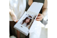 Drewniane pudełko na zdjęcia z okazji Pierwszej Komunii Świętej w kolorze białym na zdjęcia  15×23 cm