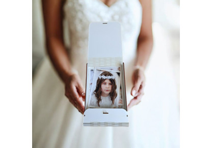 Drewniane pudełko na zdjęcia z okazji Pierwszej Komunii Świętej w kolorze białym na zdjęcia  15×23 cm