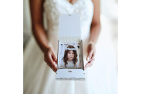 Drewniane pudełko na zdjęcia z okazji Pierwszej Komunii Świętej w kolorze białym na zdjęcia  15×23 cm