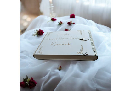 Drewniane pudełko na zdjęcia z okazji Pierwszej Komunii Świętej w kolorze białym na zdjęcia  15×23 cm