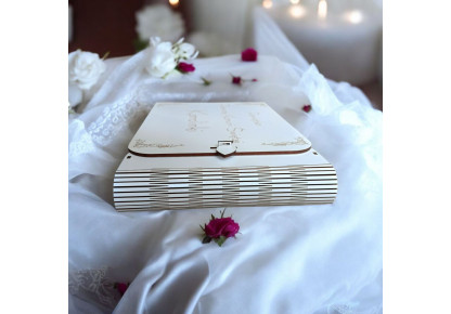 Drewniane pudełko na zdjęcia z okazji Pierwszej Komunii Świętej w kolorze białym na zdjęcia  15×23 cm