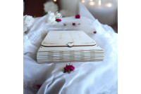 Drewniane pudełko na zdjęcia z okazji Pierwszej Komunii Świętej w kolorze białym na zdjęcia  15×23 cm