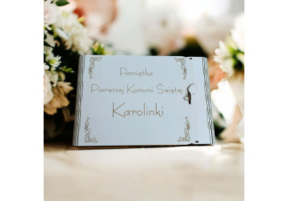 Drewniane pudełko na zdjęcia z okazji Pierwszej Komunii Świętej w kolorze białym na zdjęcia  15×23 cm