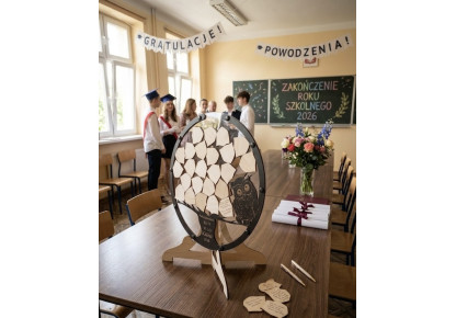 Personalizowana Księga Pamiątkowa 3D na Zakończenie Roku „Drzewo Wdzięczności” – 20 tarcz