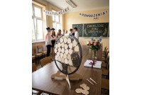 Personalizowana Księga Pamiątkowa 3D na Zakończenie Roku „Drzewo Wdzięczności” – 20 tarcz